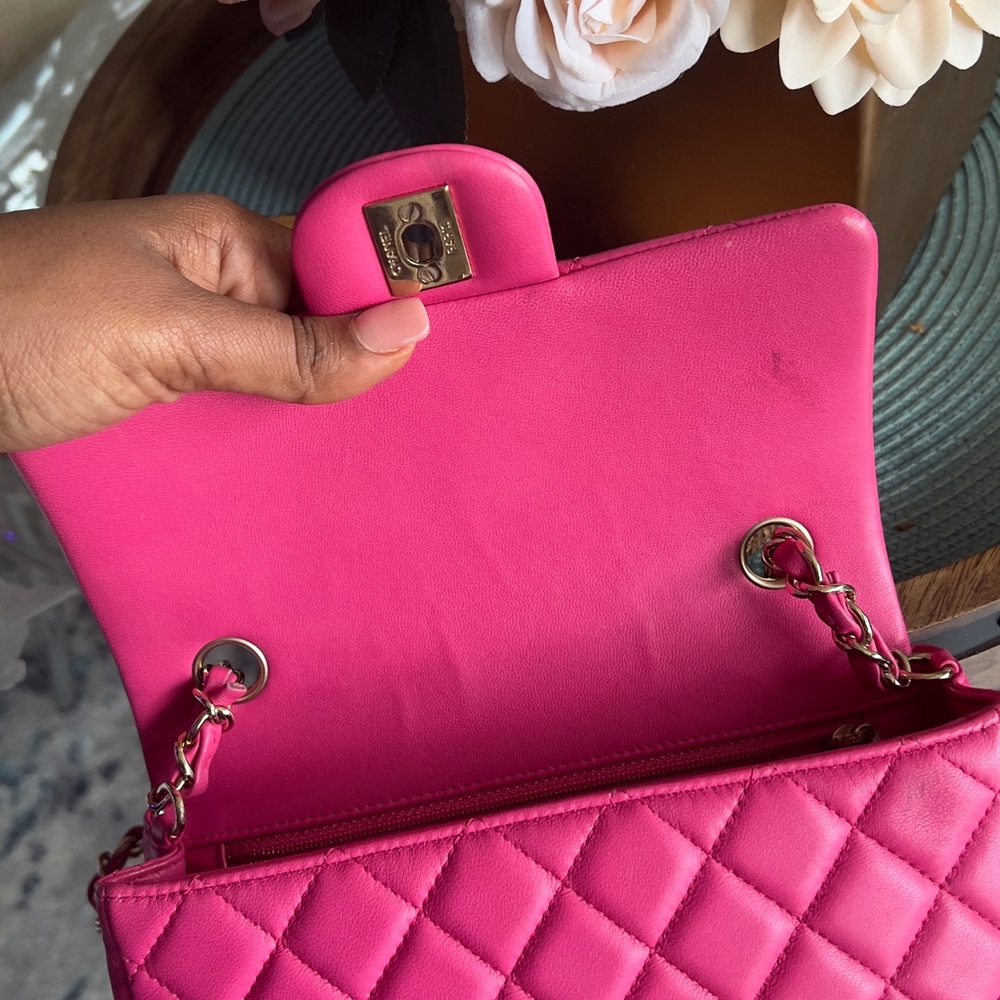 Authentic pink classic Chanel flap cross body bag.. Rare Find! - Picture 3 of 8